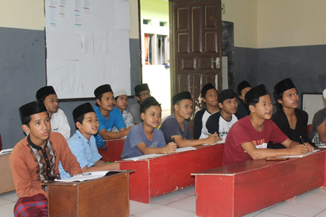 (Para santri dari salah satu pondok pesantren sedang mengikuti kegiatan program kejar Paket (Kesetaraan) di salah satu PKBM)