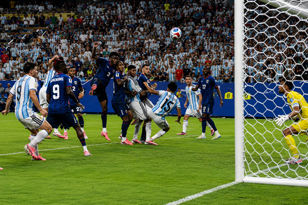 Momen gol penentu kemenangan Argentina atas Tanjung Verde pada babak kedua extra time (Ezra Shaw - FIFA)