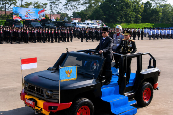 Presiden Prabowo Subianto didampingi Kapolri Jenderal Pol. Listyo Sigit Prabowo memberikan penghormatan kepada peserta upacara yang berjajar rapi di lapangan dari atas kendaraan saat Upacara Hari Ulang Tahun (HUT) ke-80 Bhayangkara di Satlat Brimob Polri, Cikeas, Kabupaten Bogor, Jawa Barat, Rabu, 1 Juli 2026 (Foto: tangkapan layar YouTube Sekretariat Presiden)