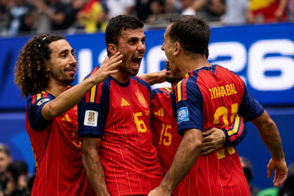 Para pemain Spanyol saat merayakan gol Mikel Oyarzabal kegawang Austria di Stadion SoFi Los Angeles, Jumat 3 Juli 2026. (Foto: Timnas Spanyol/Ist)